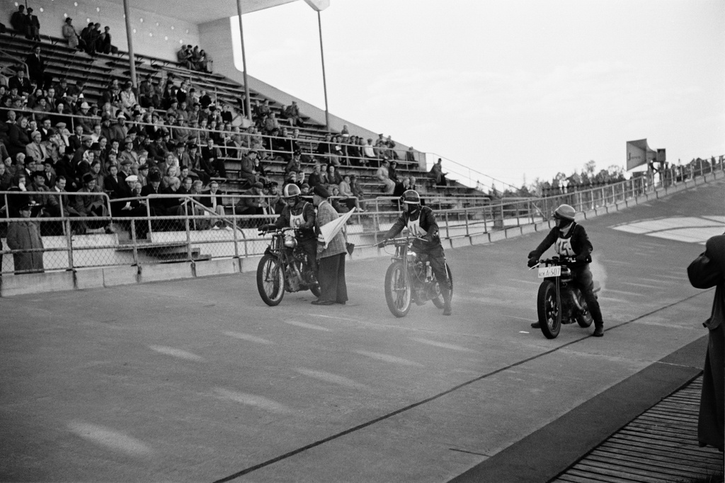Velodrom, Helsingin pyöräilystadion, moottoripyöräkilpailut. Kolme kilpailijaa ja tuomari lähdössä.