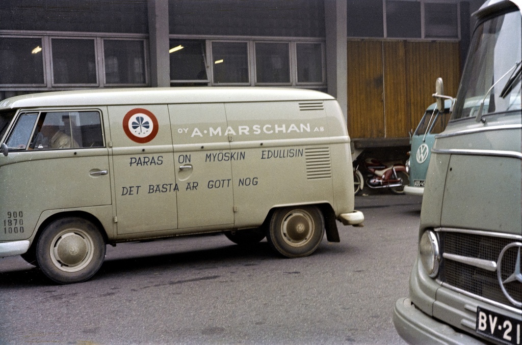 Tynnyrintekijänkatu 1, Sörnäinen (Kalasatama). Vuonna 1844 Pietarissa toimintansa aloittaneen makkaratehdas Oy A. Marschan Ab:n jakeluautoja lihavalmistetehtaan lastausalueella. Kuvassa kaksi sinistä Volkswagen Typ 2 (Transporter) -pakettiautoa ja Mercedes Benz L 319 -pakettiauto. Lastauslaiturin alla on mahdollisesti Solifer Capri -mopo. Tuottajain Lihakeskuskunta, jolle Marschanin suku oli yrityksen myynyt, yhdisti sen vuonna 1975 vastikään ostamaansa Helsingin Kauppiaat Oy:hyn, jolloin Marschanin toiminta itsenäisenä yrityksenä päättyi.