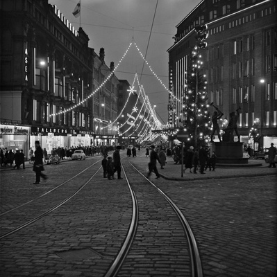 Aleksanterinkatu joulukatuna, kuvattu Kolmen sepän aukiolta itsenäisyyspäivänä. Oikealla Stockmannin tavaratalo.  similar photo