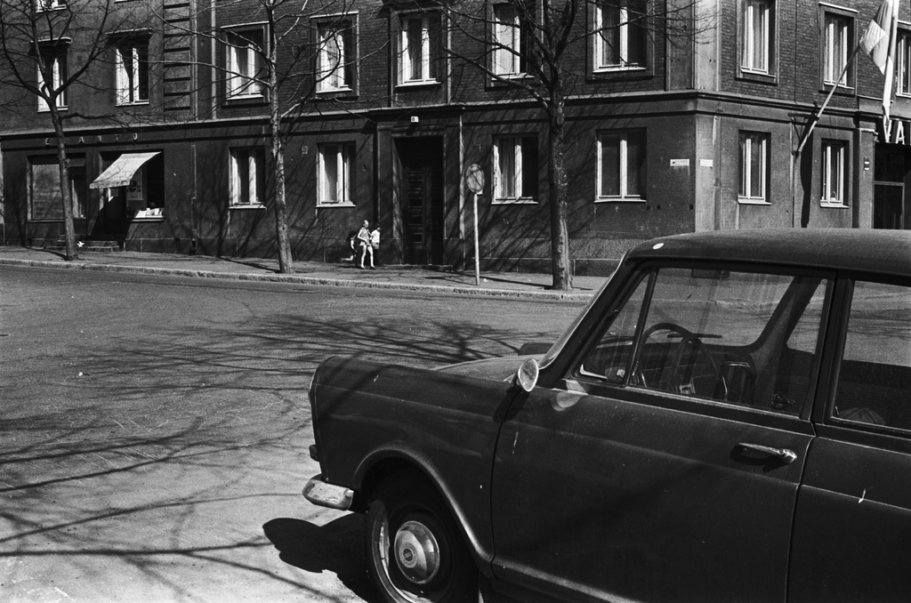 Pitkänsillanranta. Saariniemenkatu 1. Pitkänsillanrantaa Saariniemenkadun kulmassa.