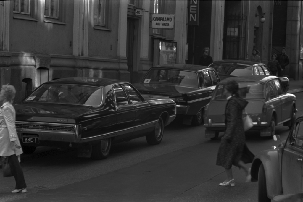 Fredrikinkatu 40. Osittain jalkakäytävälle parkkeerattuja mustia autoja Fredrikinkadulla sionismin vastaisen mielenosoituksen aikaan. Vasemmalla Chrysler, vuosimalli 1970.
