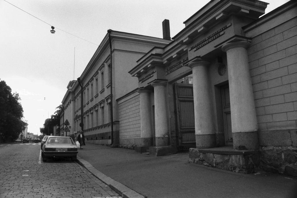 Unioninkatu 38. Näkymä Unioninkadulta Helsingin yliopistollisen keskussairaalan IV sisätautien klinikan portilta etelään Kirkkokadun suuntaan. (Topelia.)