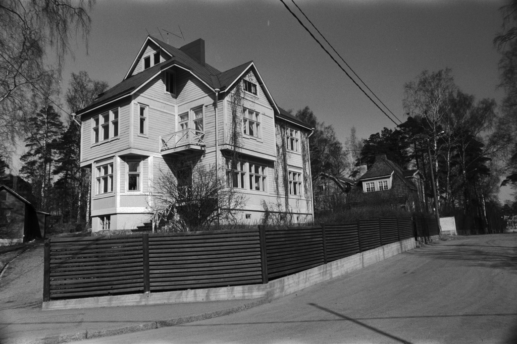 Puurakenteinen omakotitalo Kulosaaressa. Rakennus Kulosaaren huvila-alueella. Rakennusvuosi 1909.