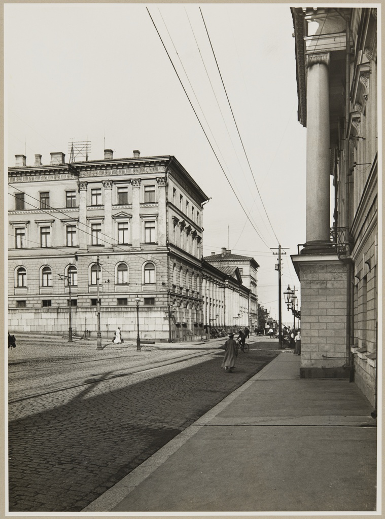 Valtioneuvosto kuvattuna Aleksanterinkadulta, Aleksanterinkatu 22. kohdalta. Kuvassa näkyy valtioneuvoston linnan Aleksanterinkatu 3. puolta.