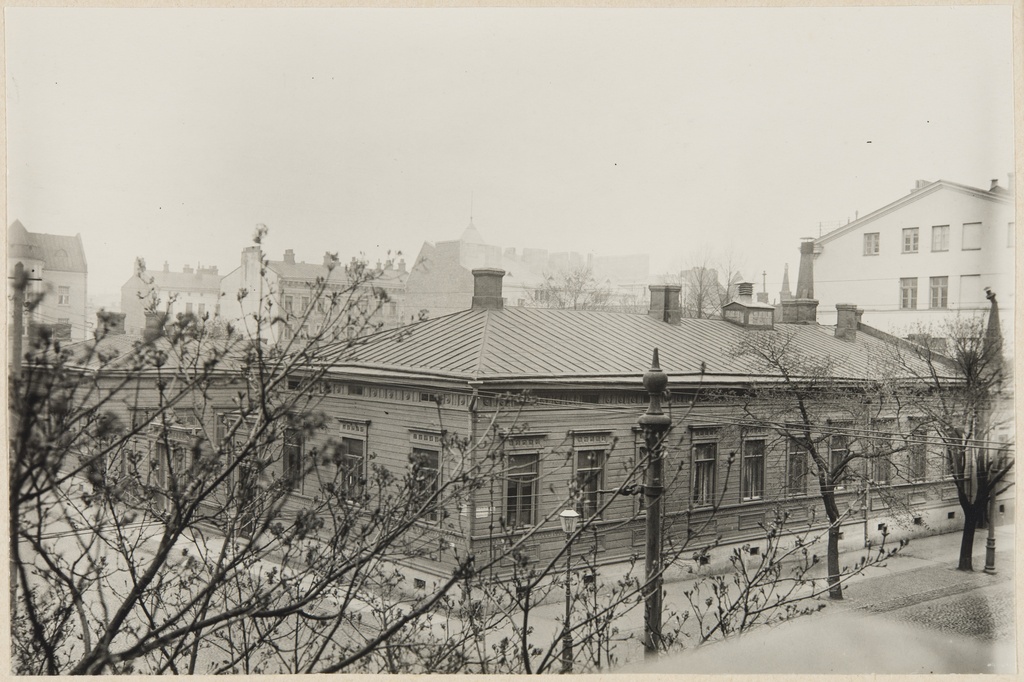 Puurakennus Bulevardi 24:n ja Fredrikinkatu 26:n kulmassa. Tontilla nykyisin v. 1911 valmistunut Lehtolinna.