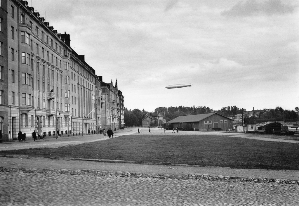 Ilmalaiva Graf Zeppelin Helsingin yllä nähtynä Merikadulta.