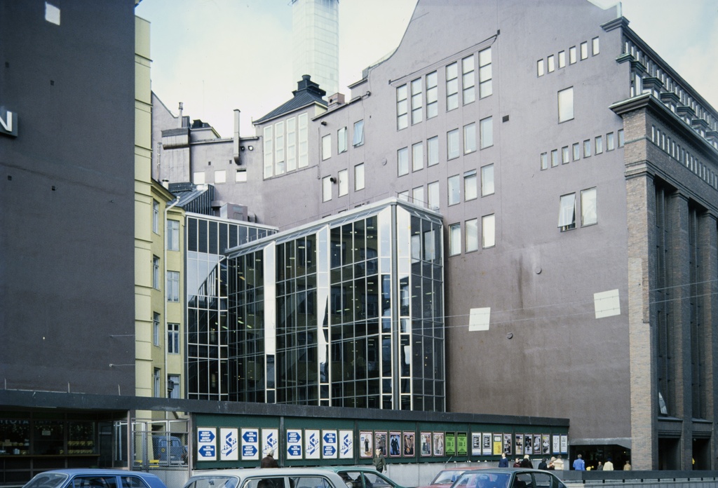 Katunäkymä. Stockmannin tavaratalo. Keskuskatu 2. Rakennus on toteutettu yleisessä suunnittelukilpailussa toisen palkinnon saaneen Sigurd Frosterusin ehdotuksen pohjalta 1930.