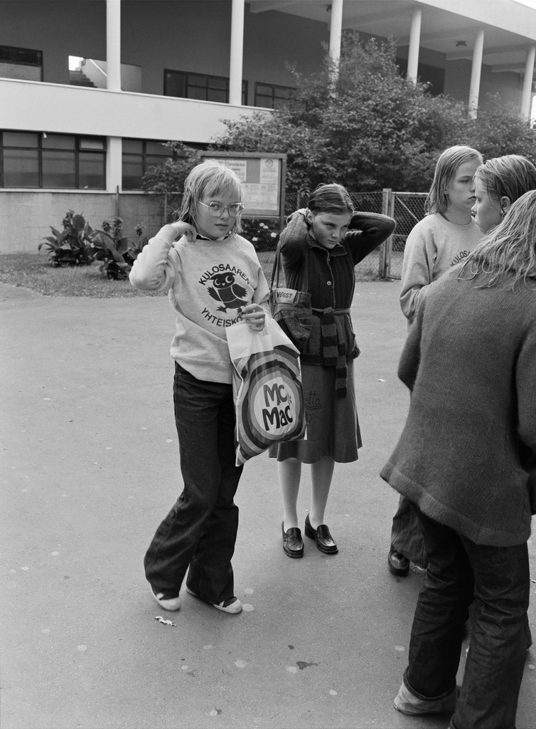 Koululaisia uimastadionin edustalla.