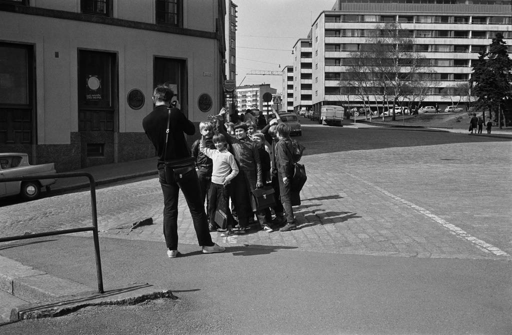 Valokuvaaja Simo Rista kuvaamassa koulupoikia Kallion kansakoulun (Neljäs Linja 15-9) kulmilla