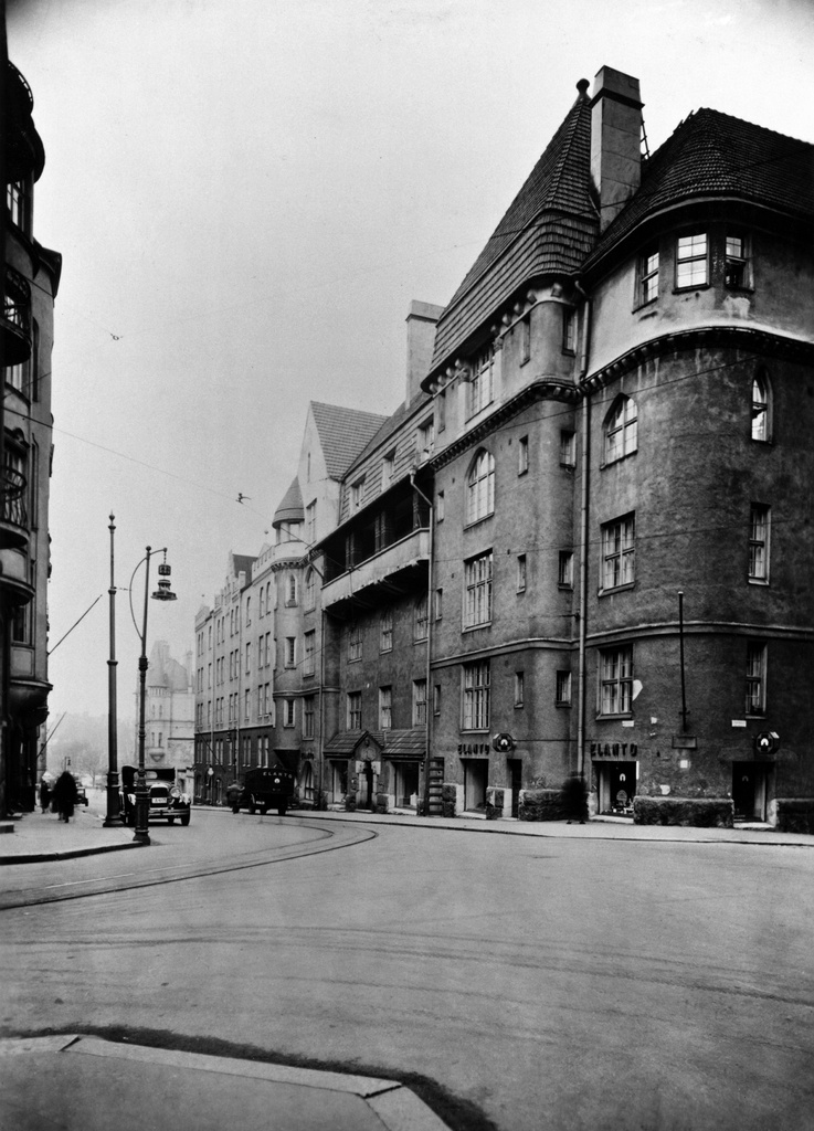 Luotsikatu 5. Rakennuksen alakerrassa on Elannon myymälä ja kadulla Elanto -auto.