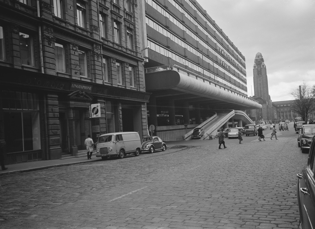 Keskuskatu 2, 4, 6, 8. Taustalla rautatieaseman torni. Keskuskatu 6 -8 ns. Makkaratalo.