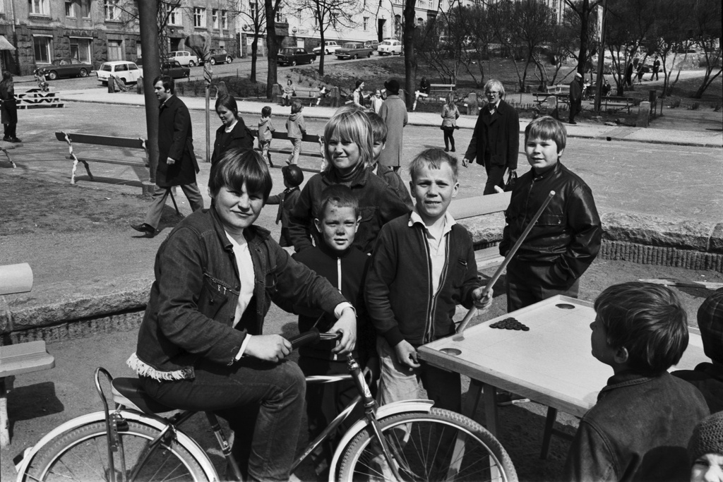 Karhupuisto. Helsingin juhlaviikot. Poikia poseeraamassa koronapöydän ääressä Karhupuistossa puistotapahtuman aikaan.