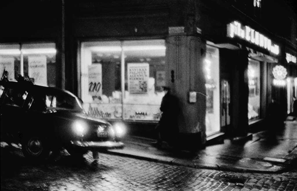 Yliopistonkatu 6. Poliisiauto (Volga GAZ-21) ja poliisi Hallituskadun (nyk. Yliopistonkadun) ja Kluuvikadun kulmalla elokuvateatteri Alohan liepeillä pahennusta herättäneen Vihreät baretit -elokuvan ensi-illan aikaan lokakuussa 1968.