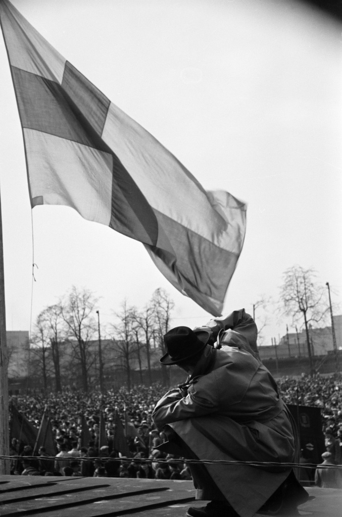 Vappujuhla Kaisaniemen kentällä. Kuvaaja rakennuksen katolla, taustalla yleisöä.