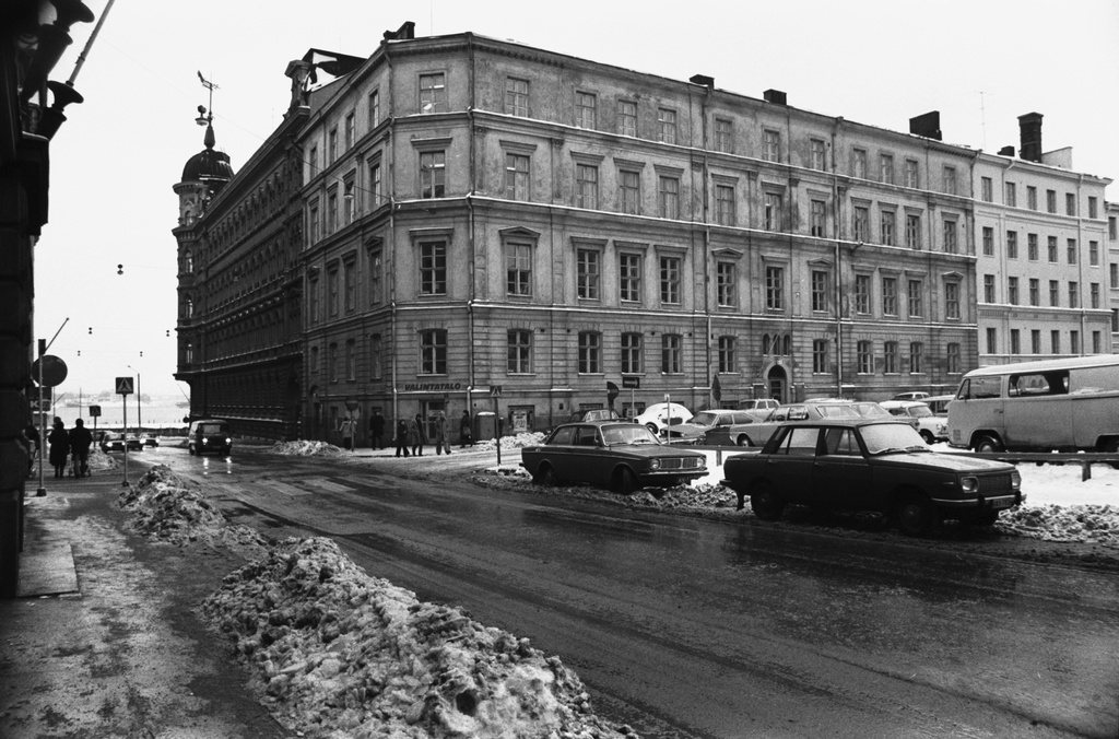 Kirkkokatu. Näkymä loska-aikaan Kirkkokadulta Pohjoisrannan suuntaan. Oikealla rakentamaton tontti Meritullinkadun kulmassa. Taustalla Meritullinkatu 3:n ja Kirkkokatu 2:n rakennukset.