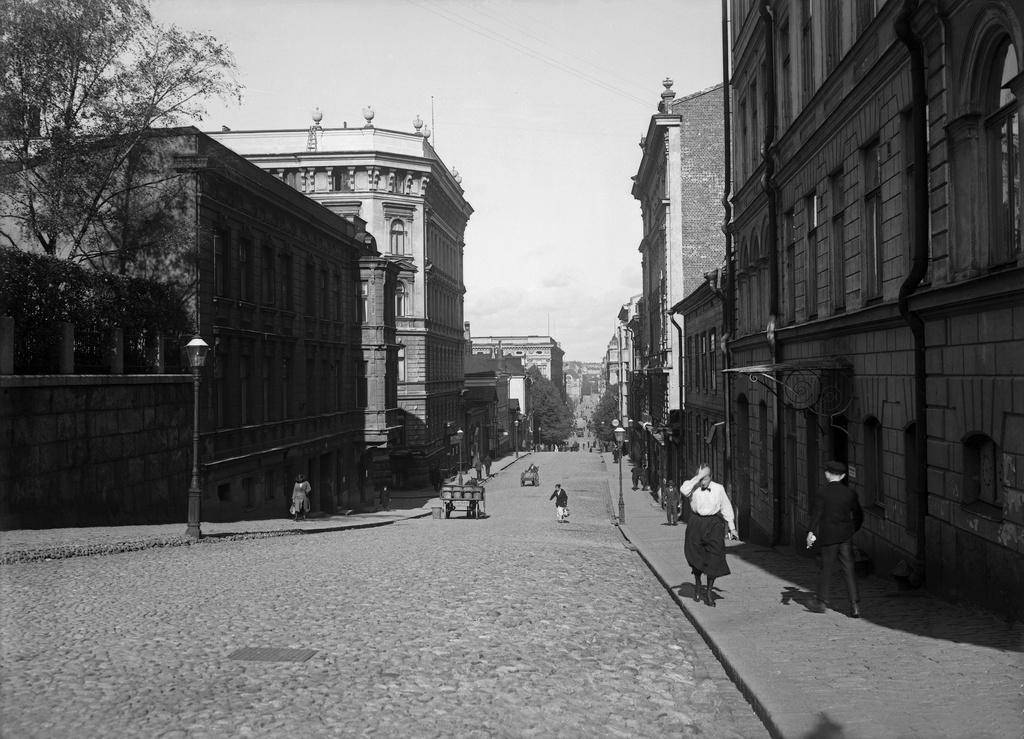 Korkeavuorenkatu ( 28, 30, 39, 41, 43) nähtynä paloaseman luota Esplanadille.
