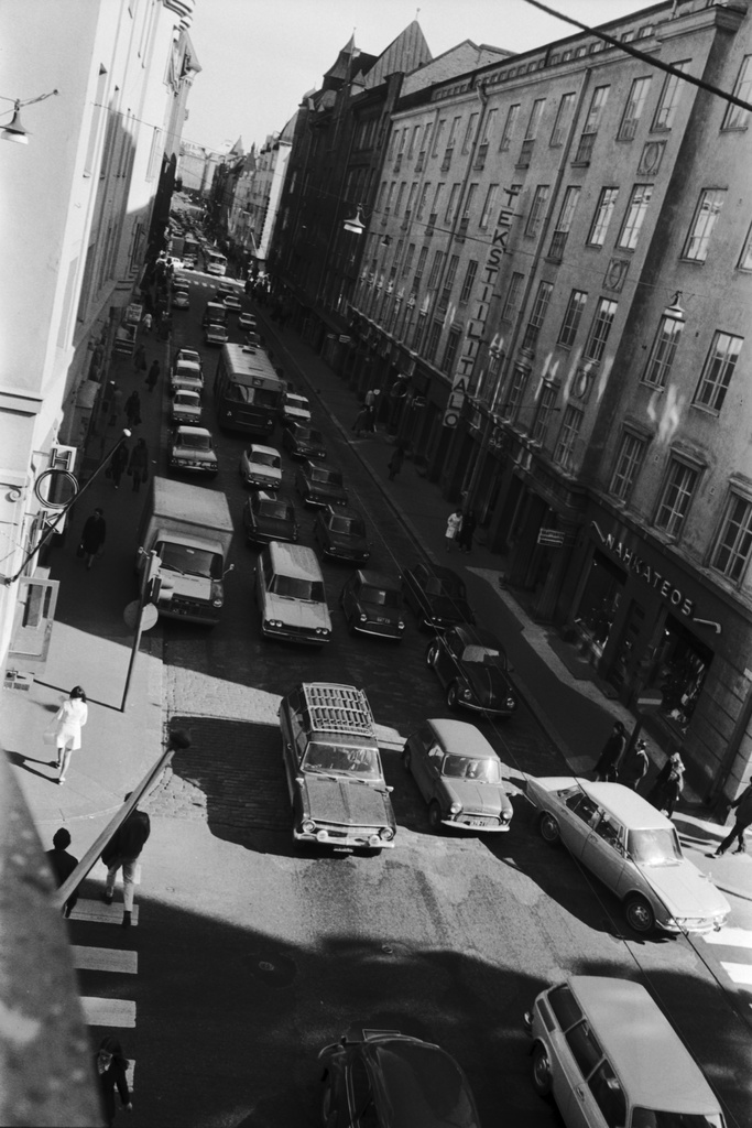 Näkymä Fredrikinkatu 43:n kerrostalon ikkunasta kaakkoon, Bulevardin suuntaan. Kadulla autojonoja. Oikealla Fredrikinkatu 30.