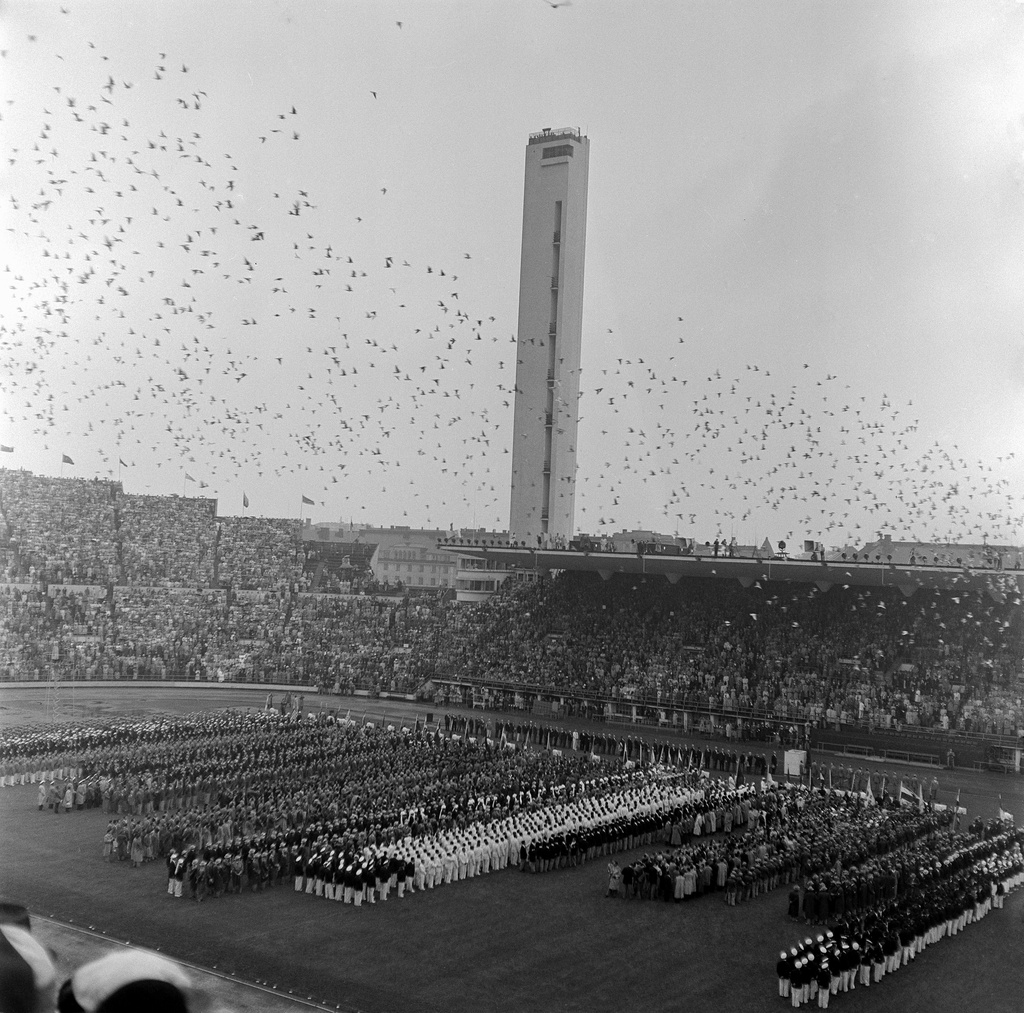 Helsingin olympialaiset 1952. Avajaiset 19.7. Olympiastadionilla. Rauhankyyhkyt lähtevät lentoon.