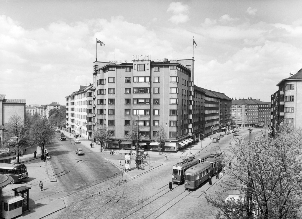 Runeberginkatu 46, 48, 50, 52, 54ab - Topeliuksenkatu 1, 3a, 3b. Runeberginkadulla kaksi raitiovaunua.