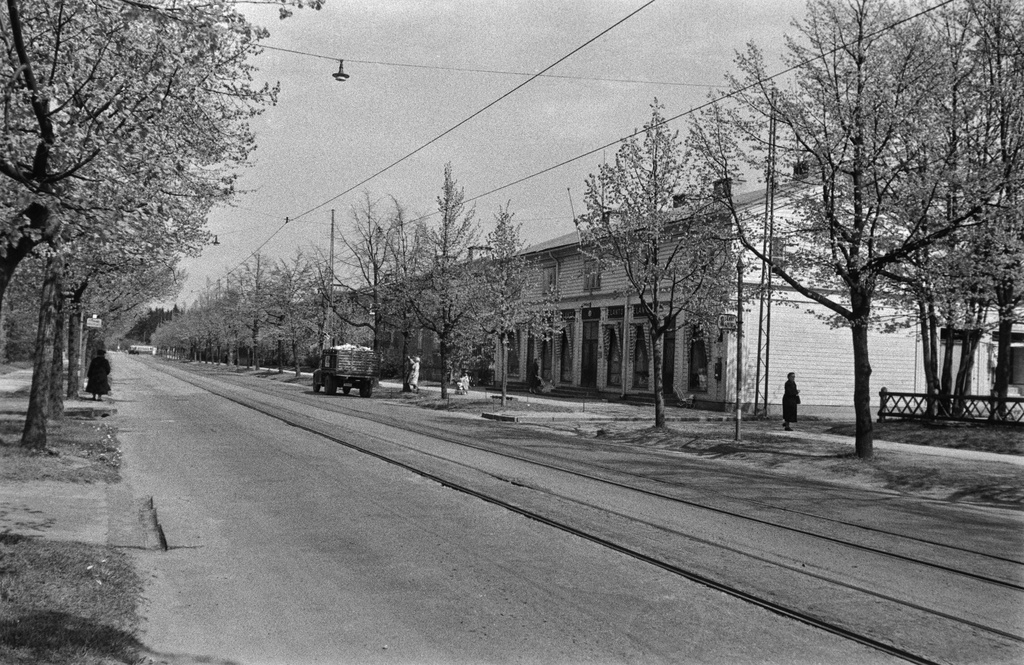 Pohjolankatu. Oikealla Elannon myymälä Pohjolankatu 27. - Metsolantie.
