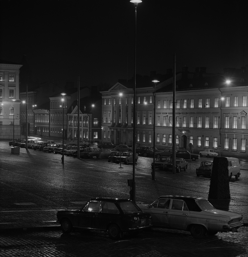 Senaatintorin etelälaidan virastorakennukset valaistuna itsenäisyyspäivän kunniaksi. Aleksanterinkatu   22, 20, 18, 16.
