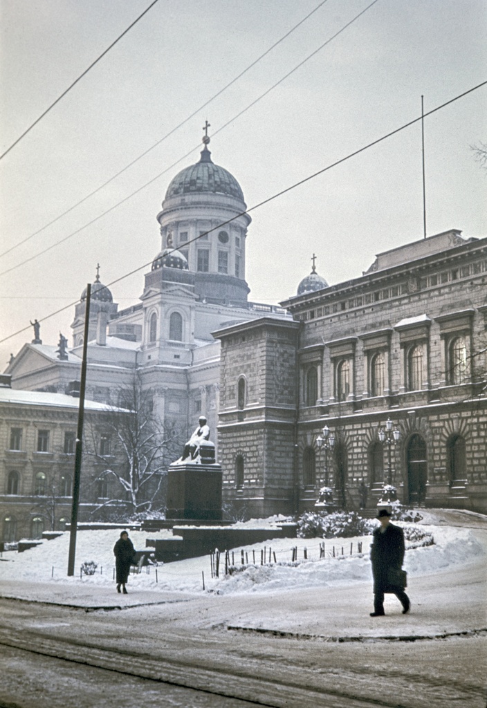 Snellmaninaukio, Snellmaninkatu 6. - Kirkkokatu 16. Suomen pankki, jonka edessä Emil Wikströmin tekemä Johan Vilhelm Snellmanin patsas vuodelta 1923. Taustalla Tuomiokirkko.