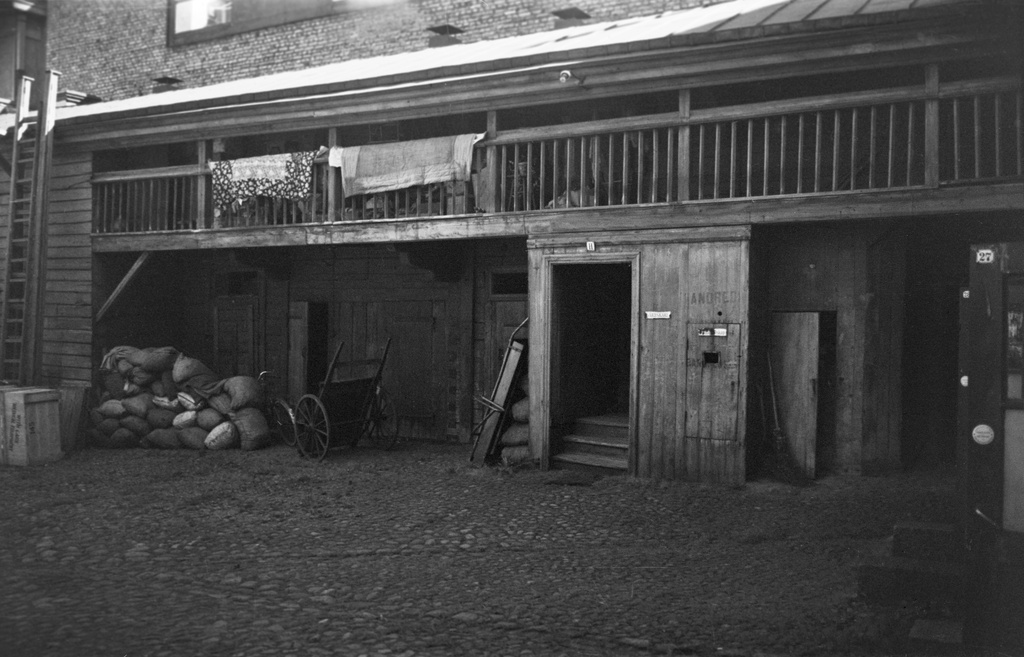 Näkymä Aleksanterinkatu 50:n sisäpihalta.