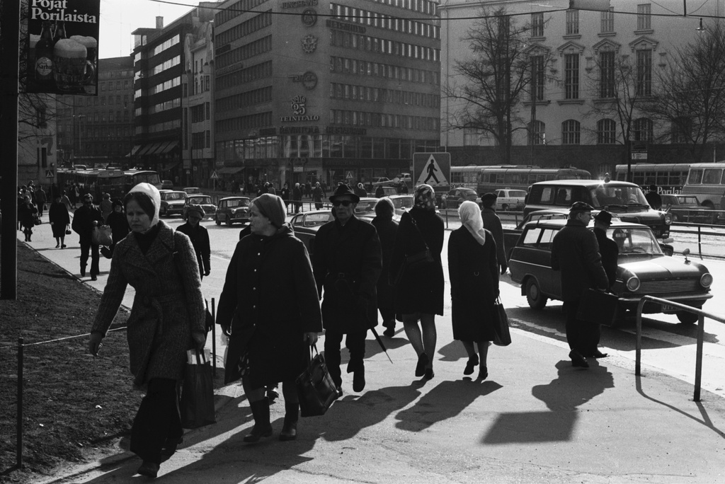 Jalankulkijoita ja ajoneuvoliikennettä Kaisaniemenkadulla Unioninkadun risteyksessä. Näkymä Liisankadun suunnalta lounaaseen, Puutarhakadun kulmaan.