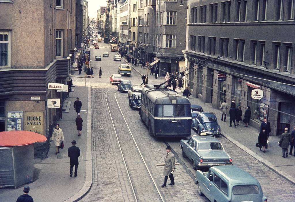 Liikennettä Fredrikinkatu 23,25:n kohdalla.