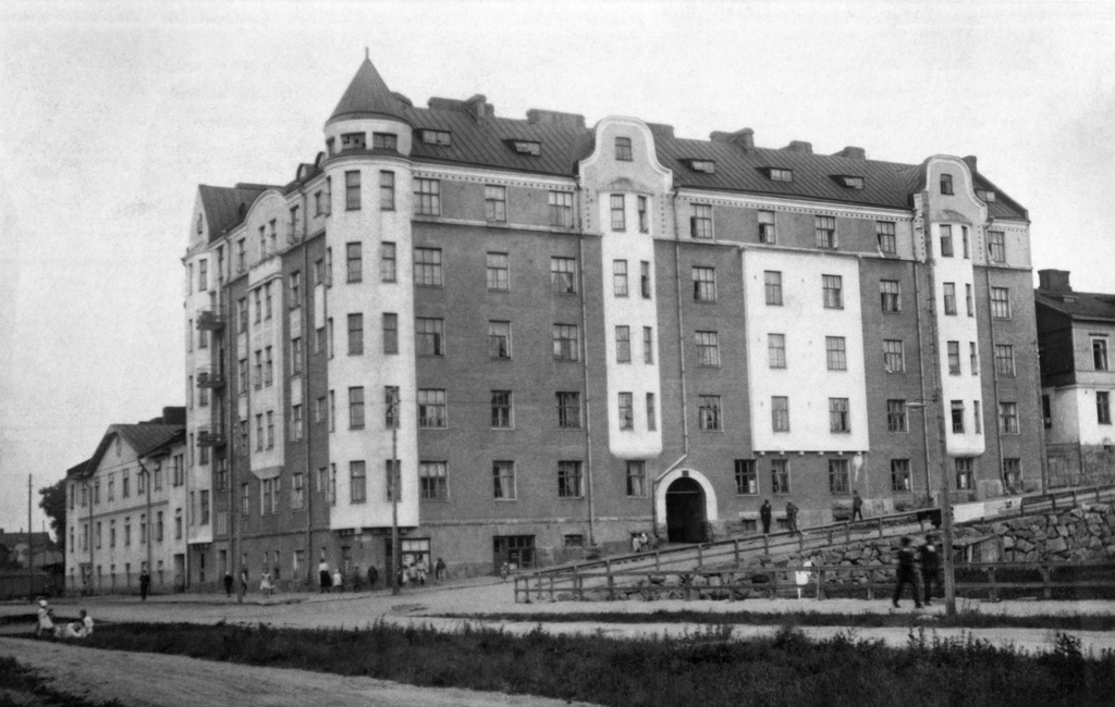 Vasemmalta: Aleksis Kiven katu 16. Aleksis Kiven katu 18. - Kustaankatu 9. Kustaankatu 7. Keskellä oleva Aleksis Kiven katu 18. - Kustaankatu 9. on As. Oy Roinila. Aleksis Kiven katu on aikaisemmin ollut Fredriksberginkatu.