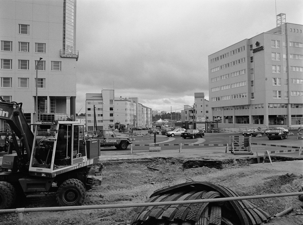 Pikku Huopalahti. Mannerheimintien ja Korppaanmäentien risteys. Oikealla Mannerheimintie 170.
