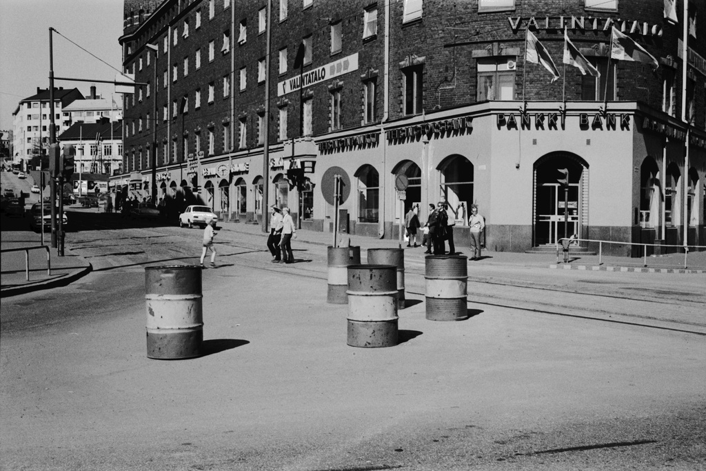 Siltasaarenkatu 11. Tynnyreitä liikenteenjakajana Arenantalon edustalla Siltasaarenkadun ja Hämeentien kulmassa. Näkymä Toisen linjan suuntaan.