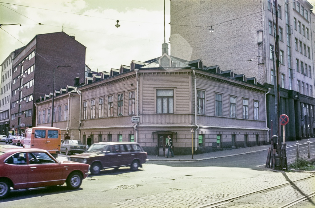 Tehtaankatu 36-40 Telakkakadun puolelta nähtynä. Kulmatalossa Kniefin lihakauppa.