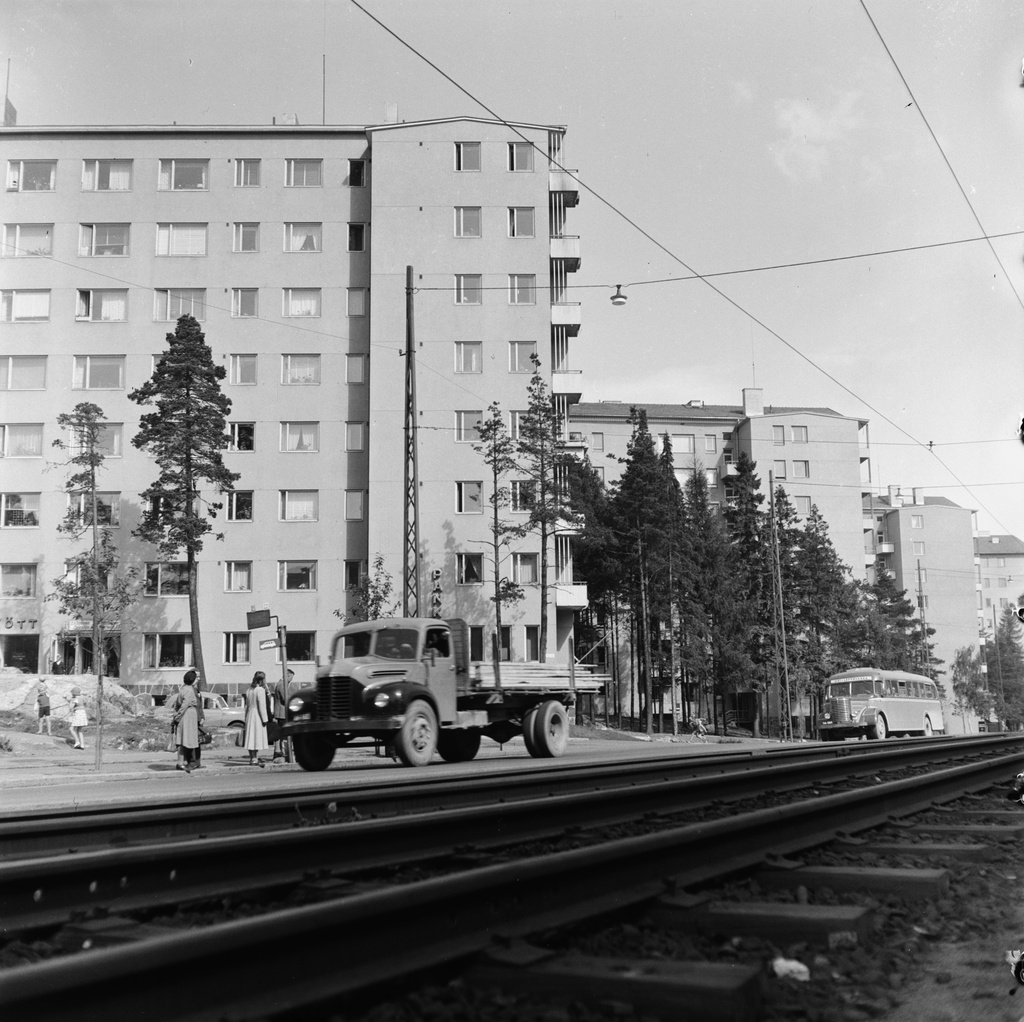 Mannerheimintie 91, 89, 87.  Etualalla linja-autopysäkki Mannerheimintien ja Lehtikuusentien kulmassa.