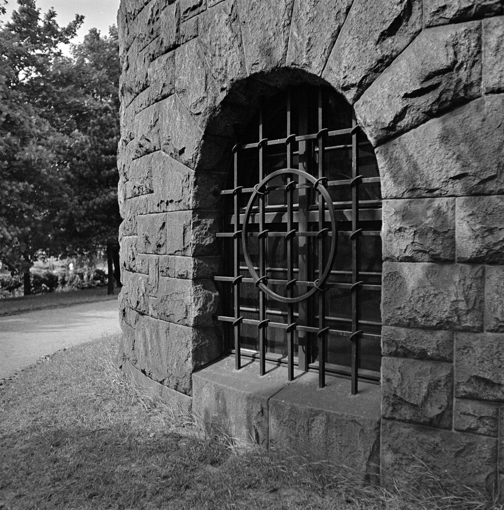 Kansallismuseo, alakerran raudoitettu  ikkuna-aukko.