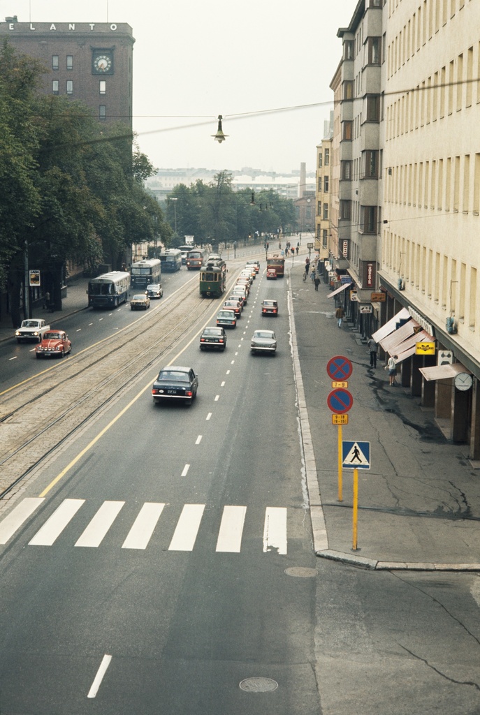 Liikennettä Hämeentiellä. Oikealla Hämeentie 36, 34, 32.