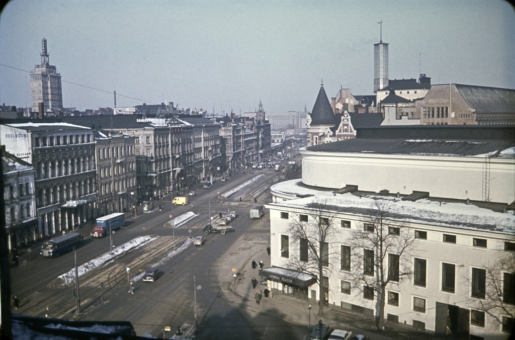 Näkymä Eteläesplanadi 24 katolta Erottajalle ja Mannerheimintielle. Vasemmalla Mannerheimintie 6, 8, 10, 12. Oikealla Svenska Teatern, Pohjoisesplanadi 2.