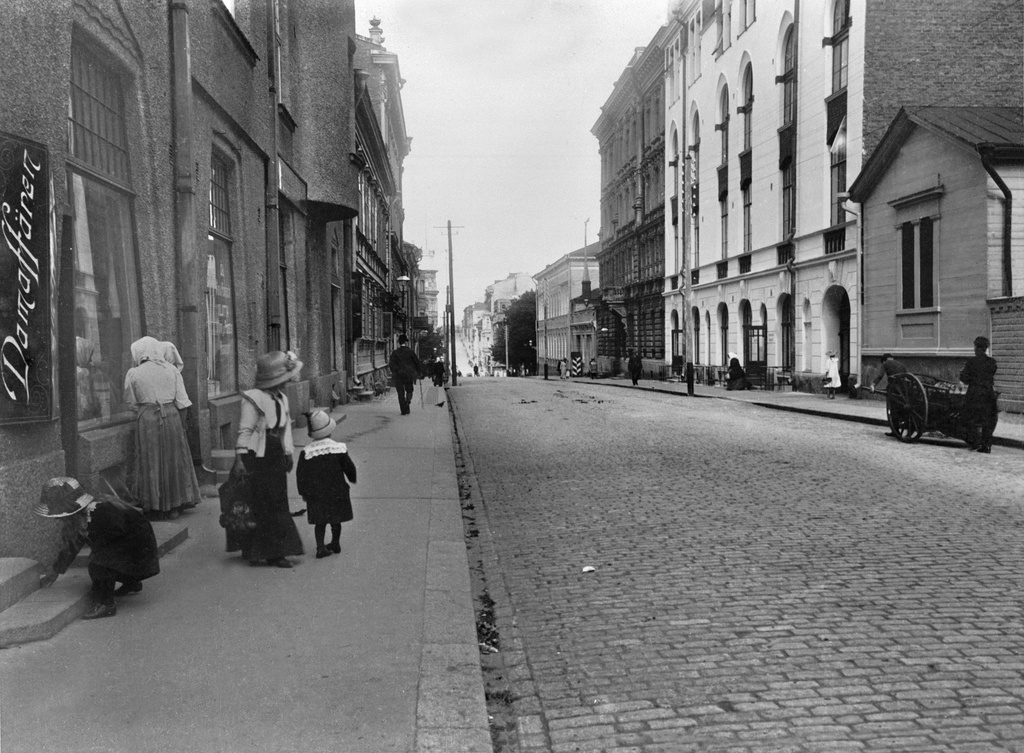 Fabianinkatua, vasemmalla Fabianinkatu 4 ja oikealla Fabianinkatu 19,  21, 23, 25.