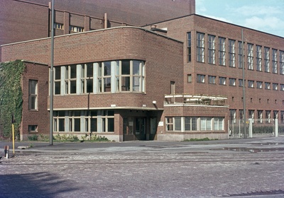 Lauttasaarenkadun ja Tallberginkadun risteys, Helsingin kaupungin sähkölaitoksen (nyk. Helsingin Energia) Salmisaaren voimalaitos, Lauttasaarenkatu 11 (=Porkkalankatu 11).  duplicate photo