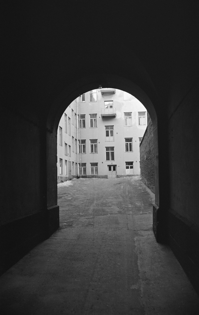 Näkymä Liisankatu 7:n porttikäytävästä sisäpihalle.