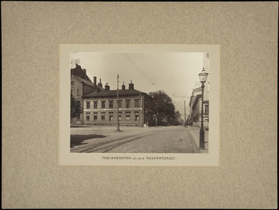 Pohjoinen Makasiinikatu 7 - Fabianinkatu 4, Huutokauppakamari A. F. Åkerberg (rakennus purettu 1904). Vasemmalla Kasarmitori.  duplicate photo