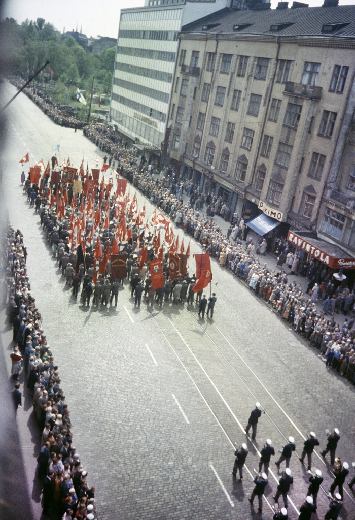Elanto-lehti. Helluntai 1957, Siltasaarenkatu. Valtakunnallisen ammattiyhdistyslikkeen SAK:n  50-vuotisjuhla. Juhlakulkue marssi ammattiyhdistysliikkeiden lippujen johtamana viisitoistatuhantisena, juhlavana rivistönä läpi Helsingin. Pääjuhla pidettiin stadionilla.