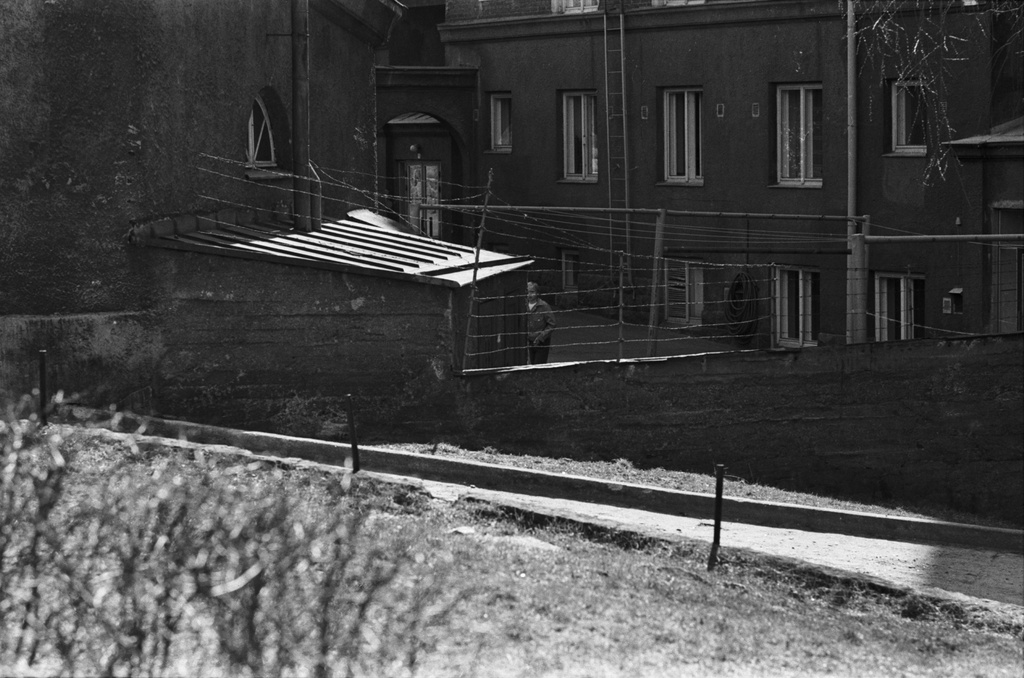 Fleminginkatu 11, 13. Fleminginkatu 11 ja 13 pihat erottava piikkilanka-aita Torkkelinmäessä. Taustalla Fleminginkatu 11:n piha. Näkymä Aadolfinkadun ja Franzéninkadun kulmasta.