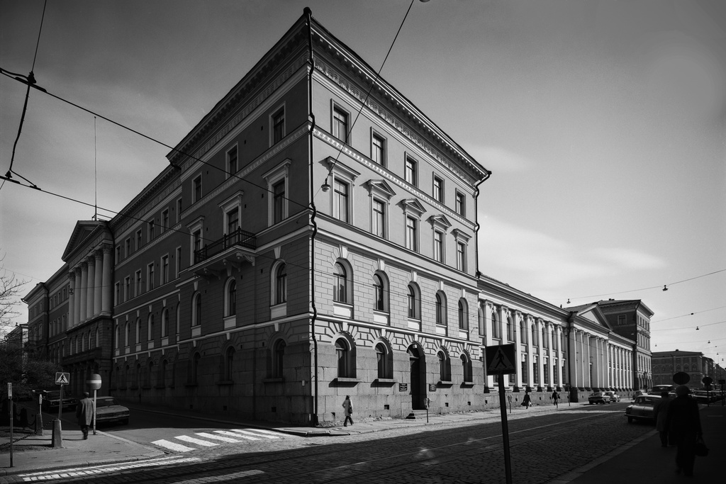 Valtioneuvoston linnan Aleksanterinkadun ja Ritarikadun puoleiset sivut.