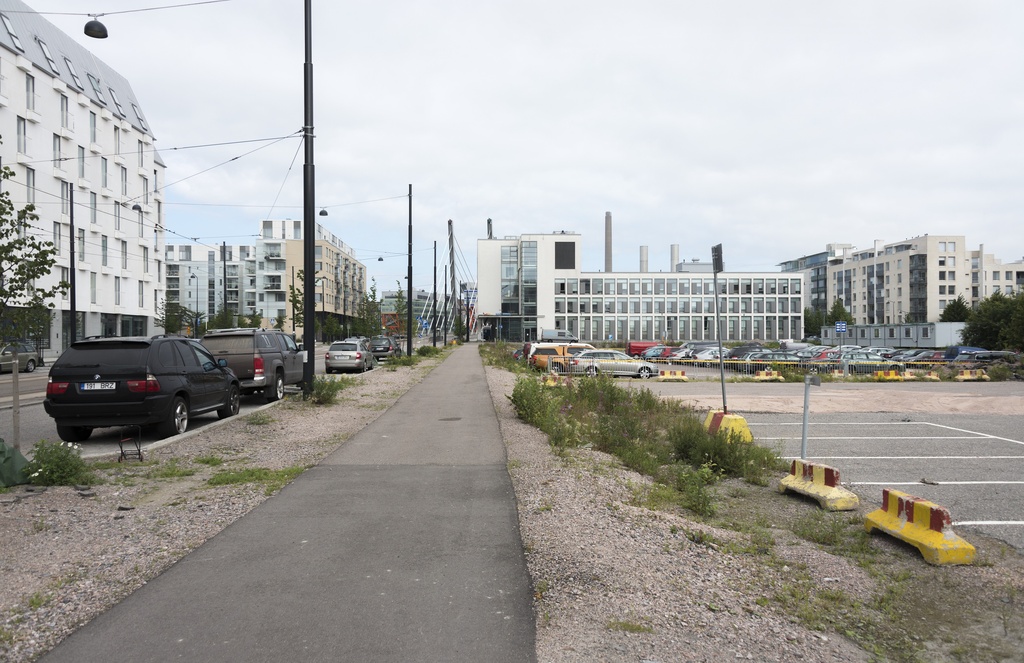Jätkäsaaren dokumentointi. Länsisatamankatu 21, 19, 16 ja Crusellin silta. Taustalla Länsisatamankatu 11 ja Salmisaaren voimalan piiput. Etualalla pyörätie ja tilapäistä pysäköintialuetta.