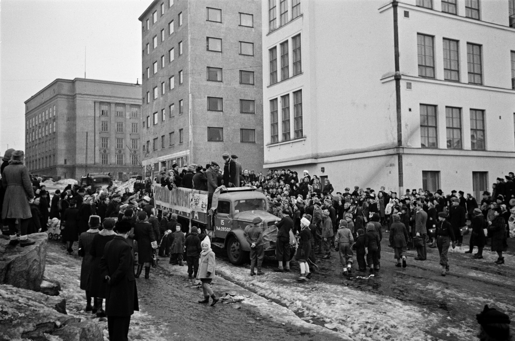 Kallion yhteiskoulun abiturientit Porthaninkadulla lähdössä penkinpainajaisajelulle.