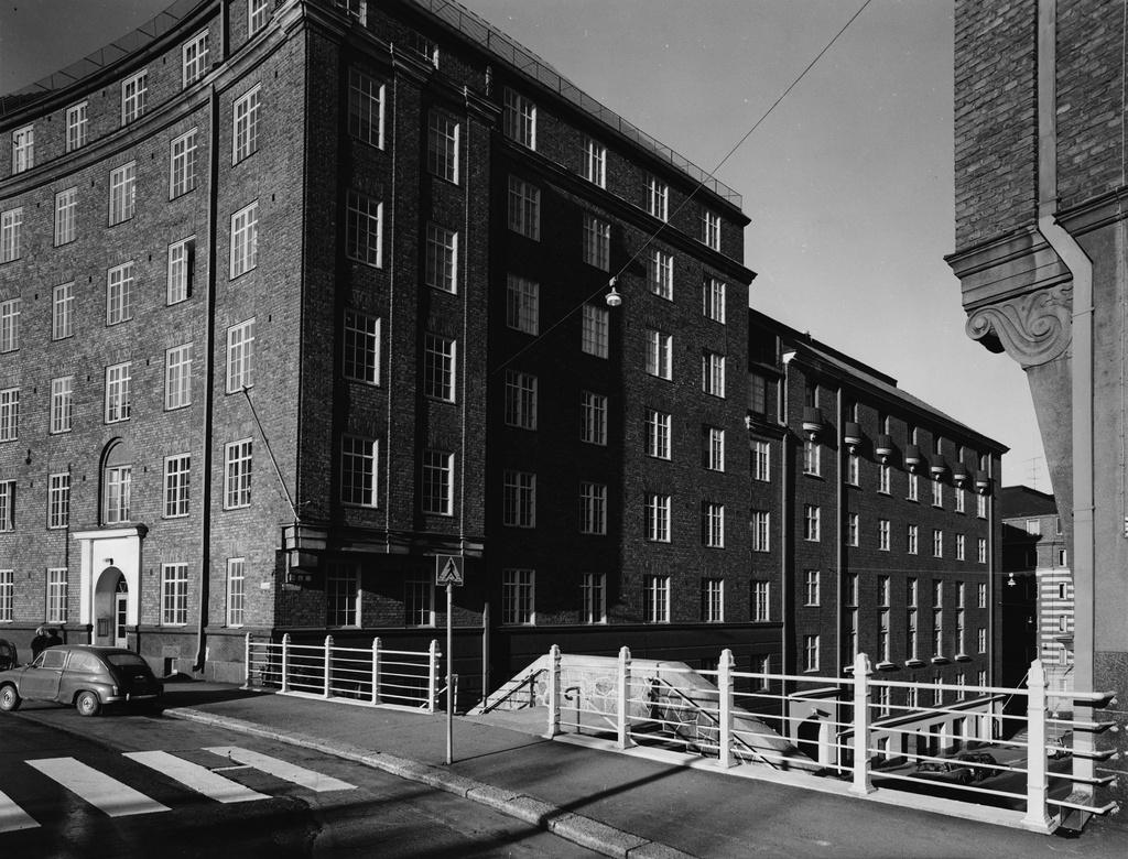 Oksasenkatu 2a, 2b nähtynä Temppelinkadulta.