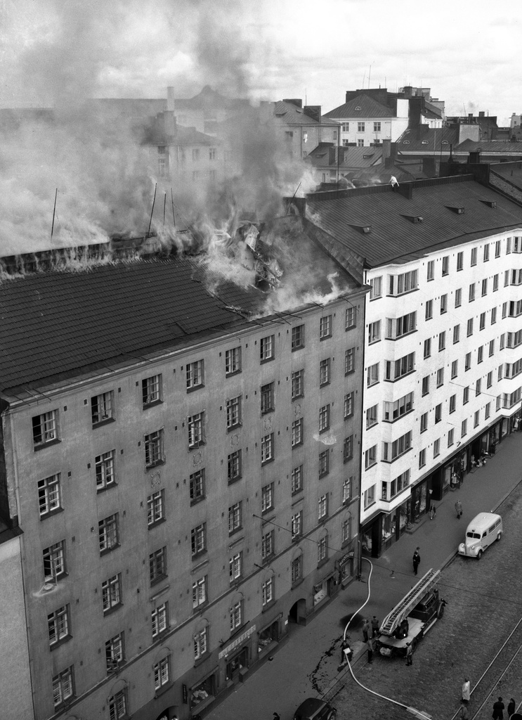 Tulipalo, kerrostalon ullakko palaa, kadulla paloauto. Hämeentie 32.  Kuvattu Elannon pääkonttorin tornista (Hämeentie 11). Osuusliike Elanto.