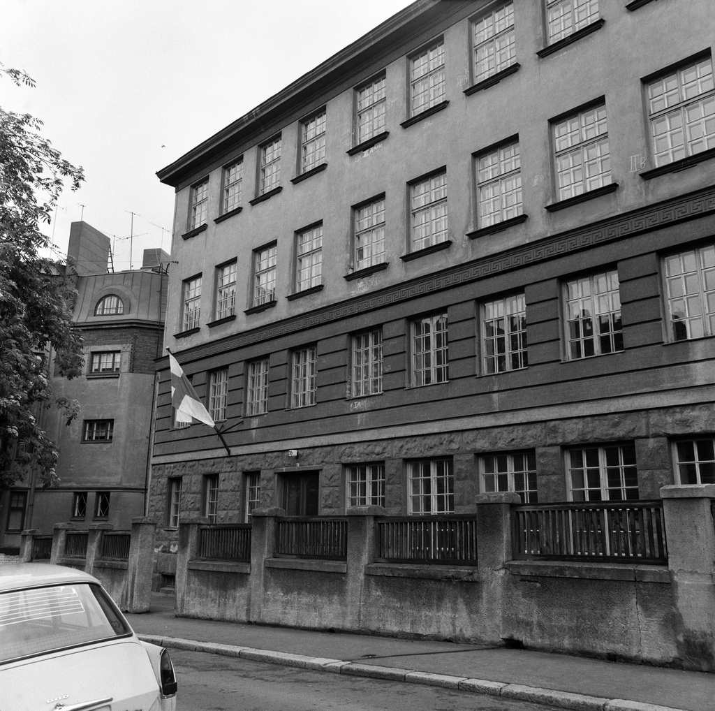 Tehtaanpuiston yhteiskoulu. Koulu siirtyi Vuosaareen uuteen rakennukseen lukuvuoden 1976-1977 alusta.