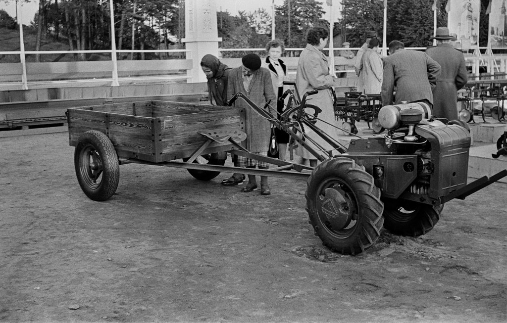 Neuvostoliiton teollisuusnäyttely Messuhallissa (=Töölön kisahalli). Maatalouskoneita ym. Messukentällä (=Mäntymäenkenttä).